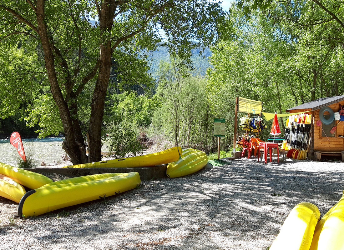 3 campings longés par une rivière dans la Drôme